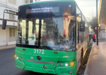 choque en monterrey camión urbano camioneta