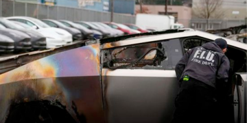 Tesla Cybertruck, fallo de puerta, accidente fatal, demanda judicial, Elon Musk