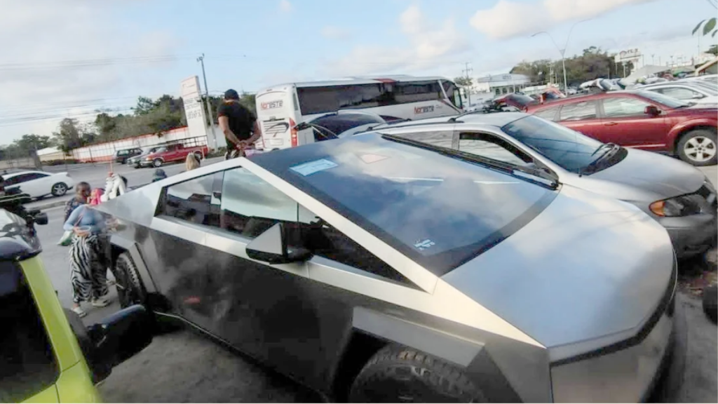 Tesla Cybertruck, fallo de puerta, accidente fatal, demanda judicial, Elon Musk