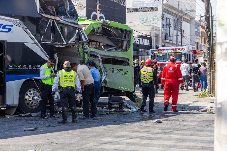 choque en Monterrey de un autobús y una ruta urbana