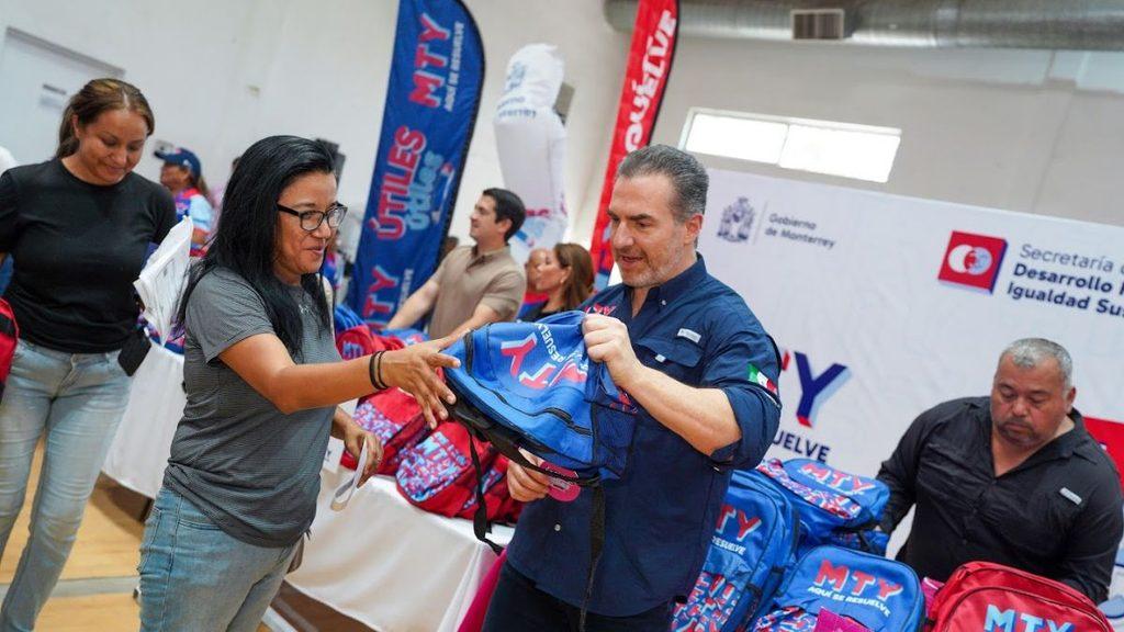 Becas y entrega de útiles
